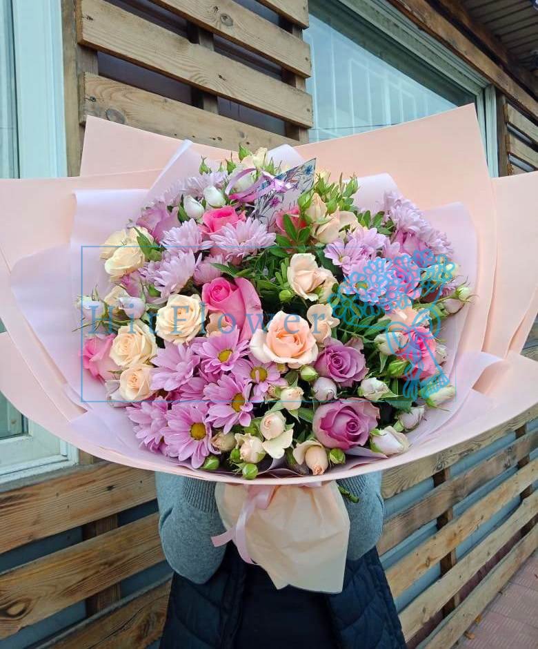 Букет цветов Розы в кружеве Букет цветов из: Розы и Хризантемы